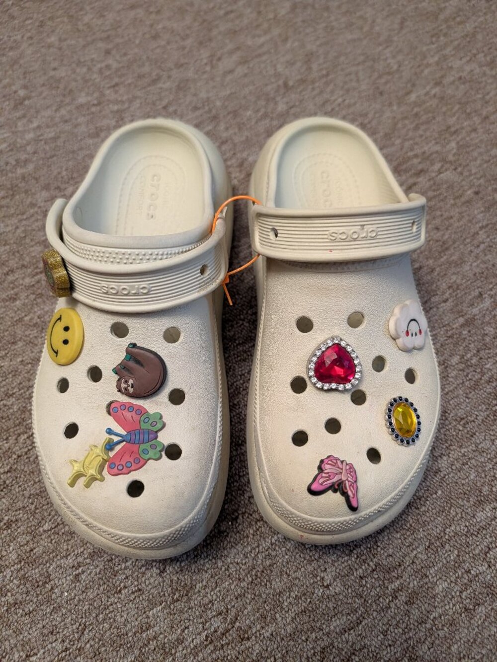 Crocs Classic Clog Cream Off White M7 W9 with Assorted Shoe Jibbitz Charms